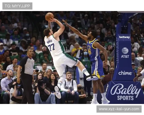 东契奇随手一传助攻空位三分命中，独行侠掌控进攻节奏